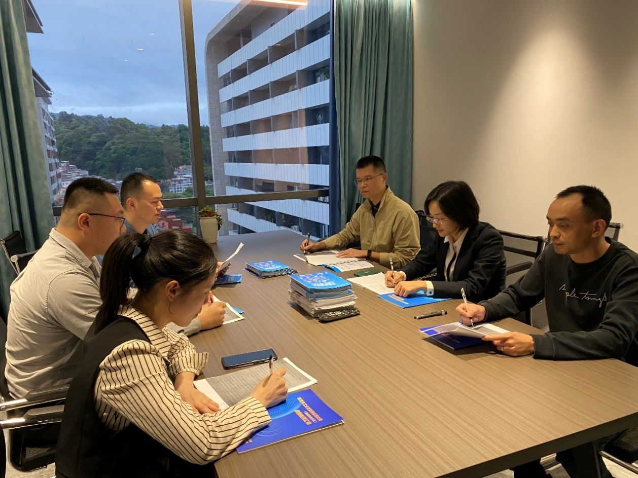 一群人坐在桌子前描述已自动生成