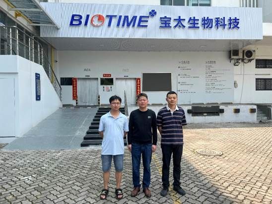 男人们站在建筑前中度可信度描述已自动生成