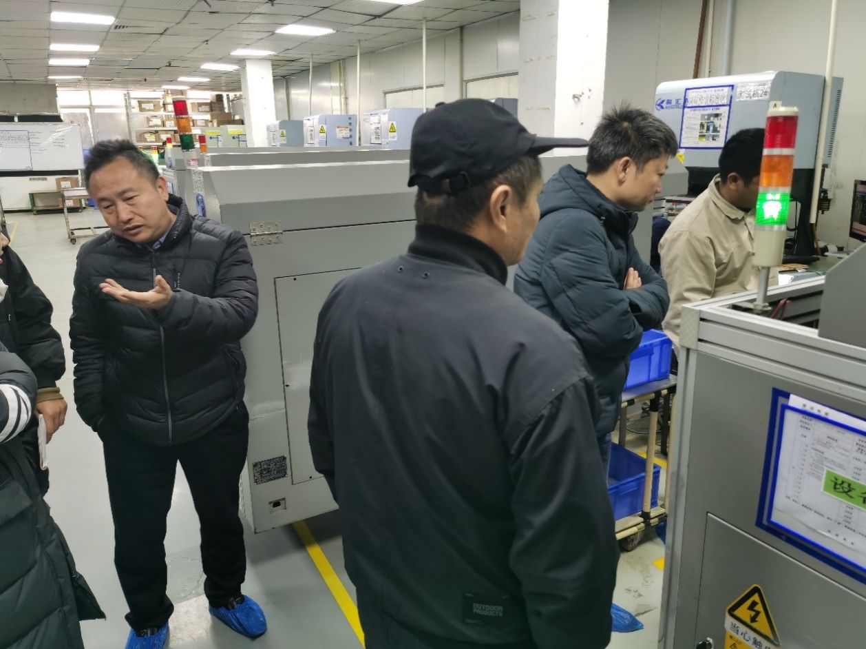 一些人站在厨房里中度可信度描述已自动生成