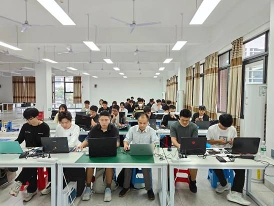 餐厅里的人们中度可信度描述已自动生成